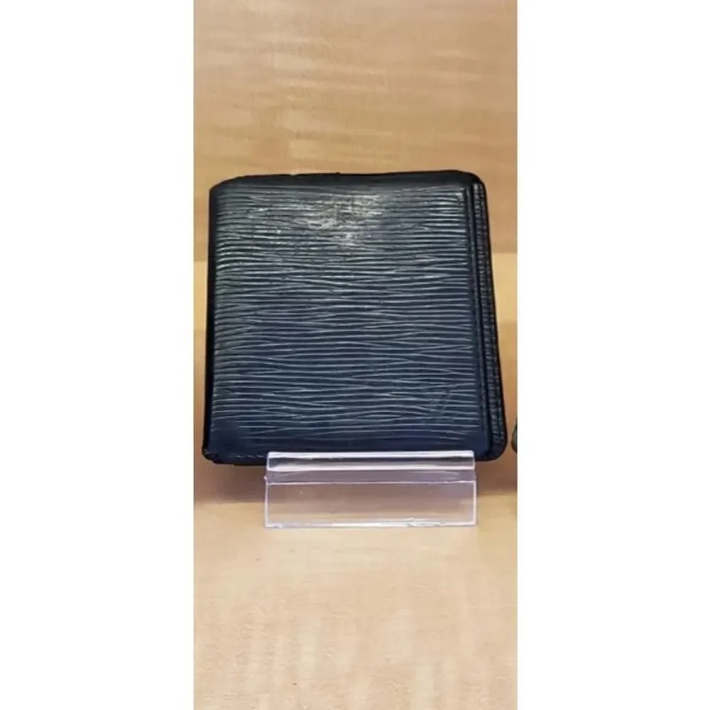 Authentic Louis Vuitton epi folding wallet. CA0095